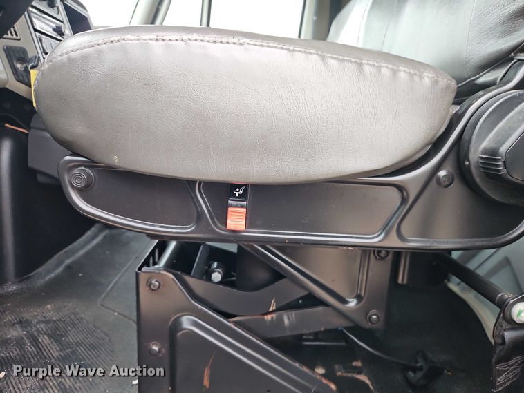 image for item EO4714 2019 International MA025 box truck