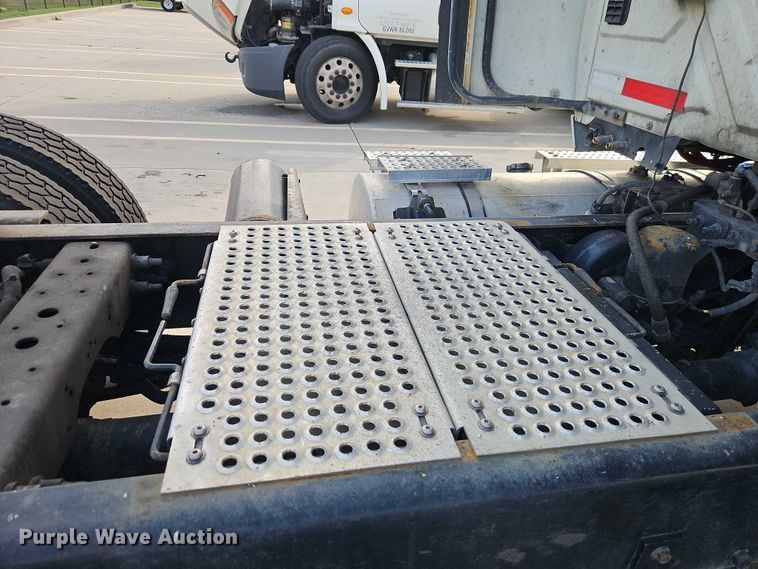 image for item EO4724 2014 International ProStar semi truck