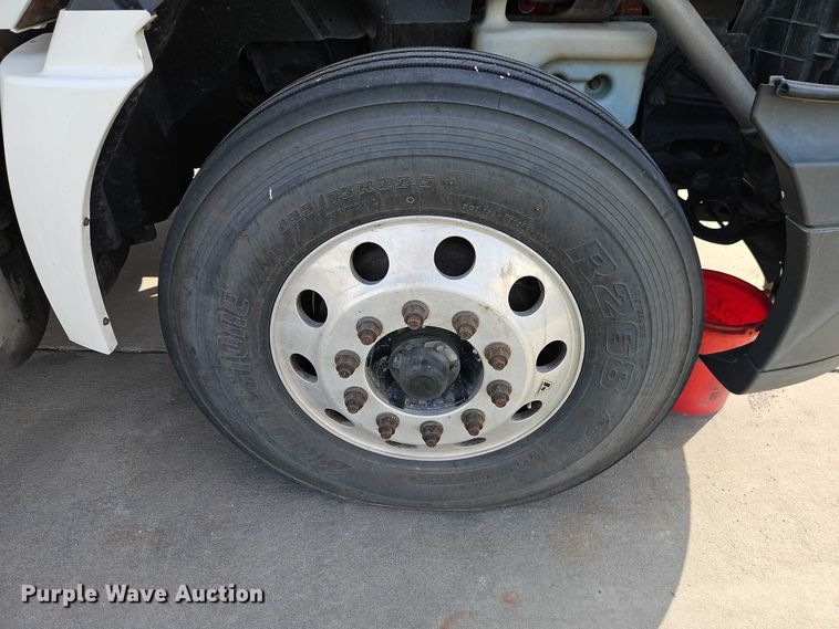 image for item EO4724 2014 International ProStar semi truck