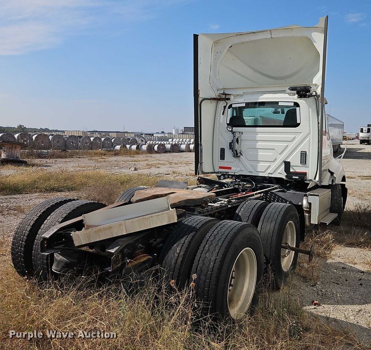 image for item EO4725 2015 International ProStar semi truck