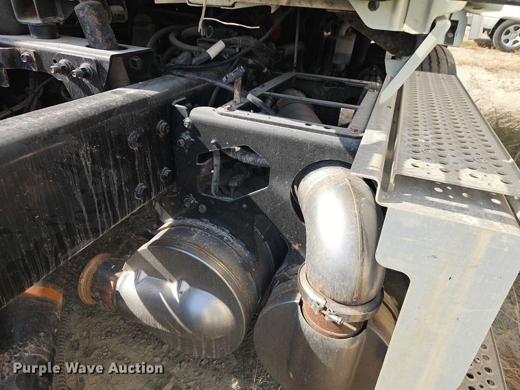 image for item EO4725 2015 International ProStar semi truck