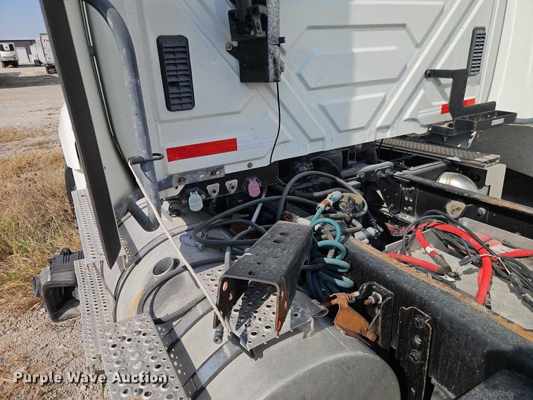 image for item EO4725 2015 International ProStar semi truck