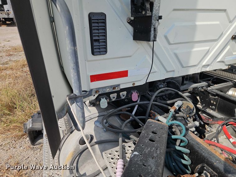 image for item EO4725 2015 International ProStar semi truck