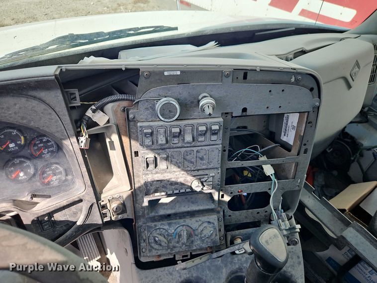 image for item EO4725 2015 International ProStar semi truck