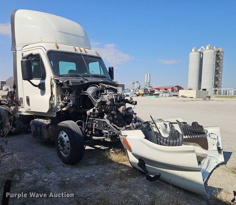 image for item EO4726 2017 Freightliner Cascadia semi truck