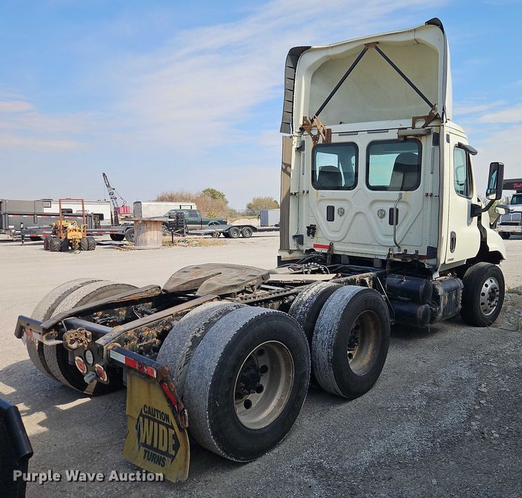image for item EO4726 2017 Freightliner Cascadia semi truck