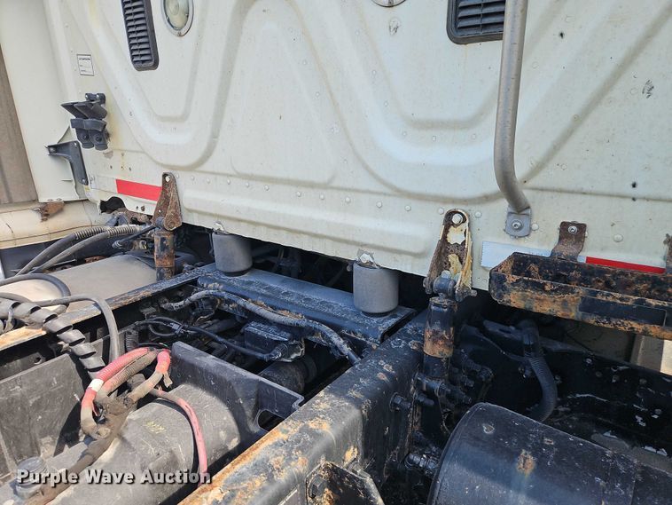 image for item EO4726 2017 Freightliner Cascadia semi truck