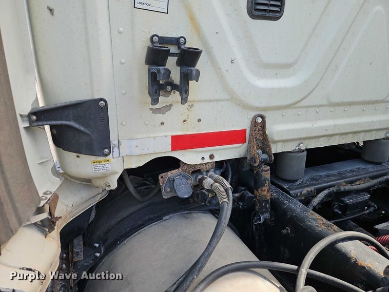 image for item EO4726 2017 Freightliner Cascadia semi truck