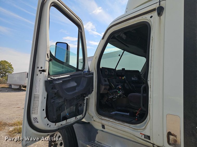 image for item EO4726 2017 Freightliner Cascadia semi truck