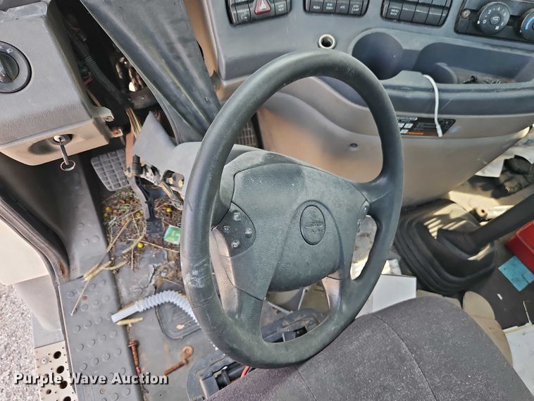 image for item EO4726 2017 Freightliner Cascadia semi truck