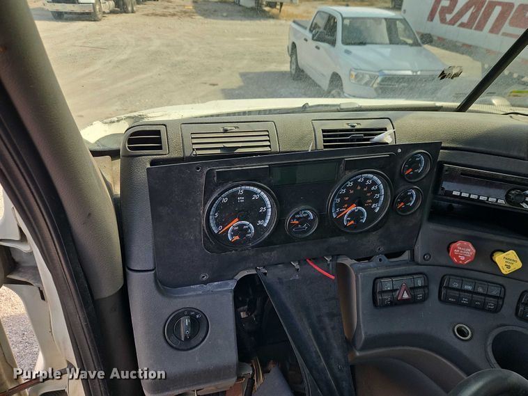 image for item EO4726 2017 Freightliner Cascadia semi truck