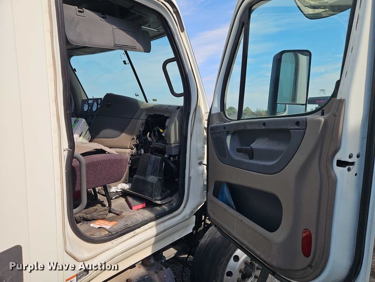 image for item EO4726 2017 Freightliner Cascadia semi truck