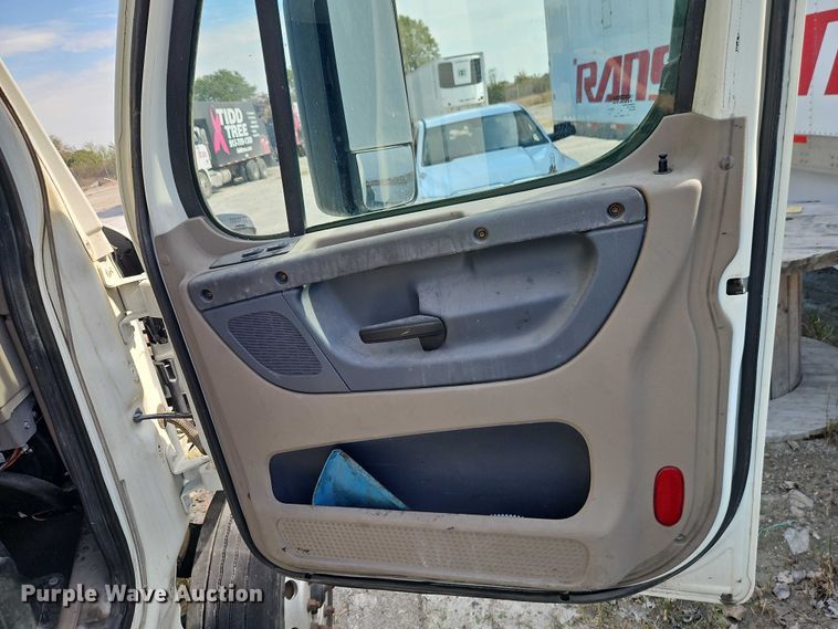 image for item EO4726 2017 Freightliner Cascadia semi truck