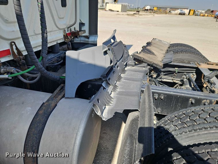 image for item EO4727 2017 Freightliner Cascadia semi truck