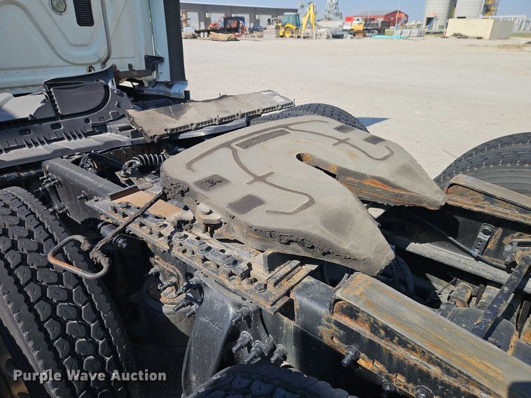 image for item EO4727 2017 Freightliner Cascadia semi truck