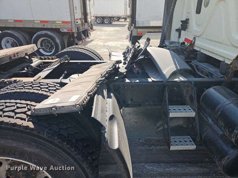 image for item EO4727 2017 Freightliner Cascadia semi truck