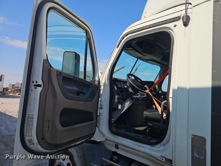 image for item EO4727 2017 Freightliner Cascadia semi truck