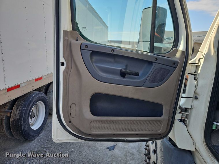 image for item EO4727 2017 Freightliner Cascadia semi truck