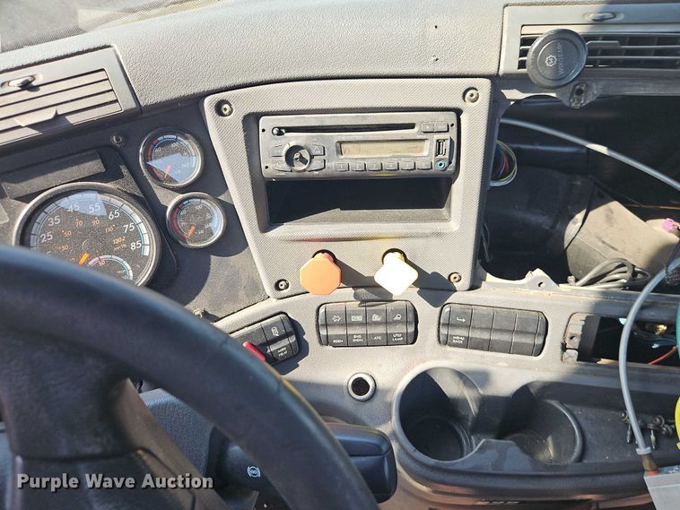 image for item EO4727 2017 Freightliner Cascadia semi truck