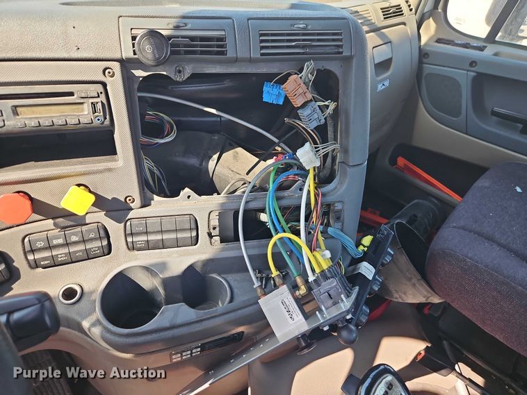 image for item EO4727 2017 Freightliner Cascadia semi truck