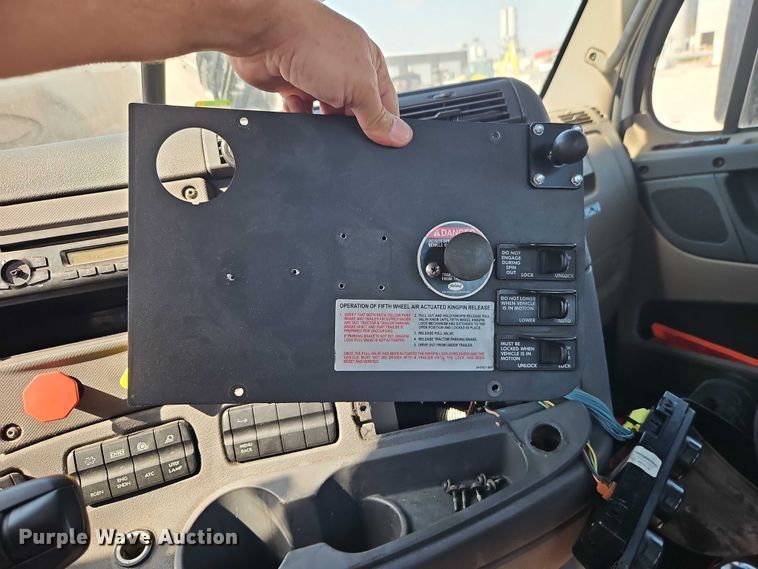 image for item EO4727 2017 Freightliner Cascadia semi truck