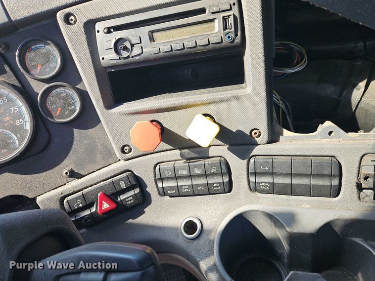 image for item EO4727 2017 Freightliner Cascadia semi truck