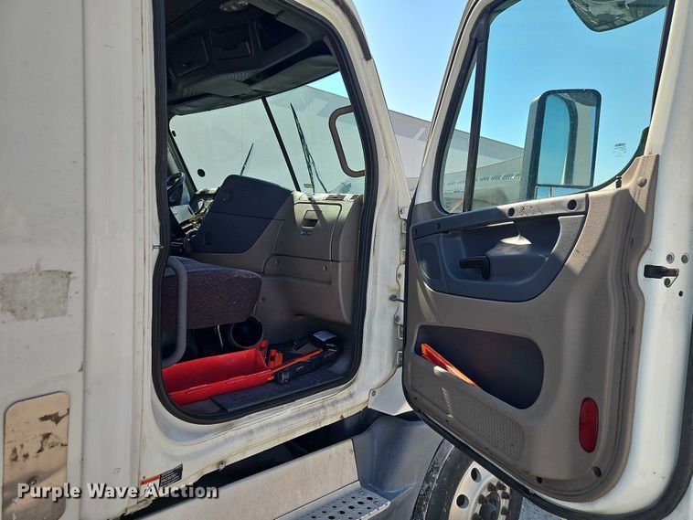 image for item EO4727 2017 Freightliner Cascadia semi truck