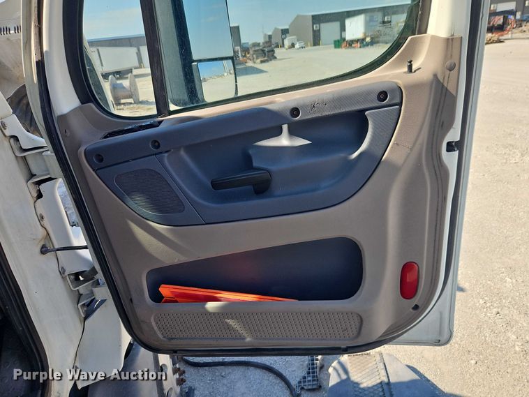 image for item EO4727 2017 Freightliner Cascadia semi truck