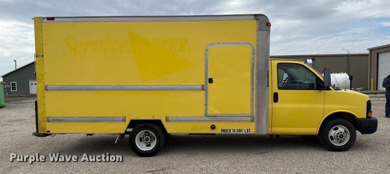 image for item EP0717 2006 GMC Savanna box truck
