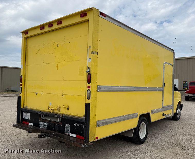 image for item EP0717 2006 GMC Savanna box truck