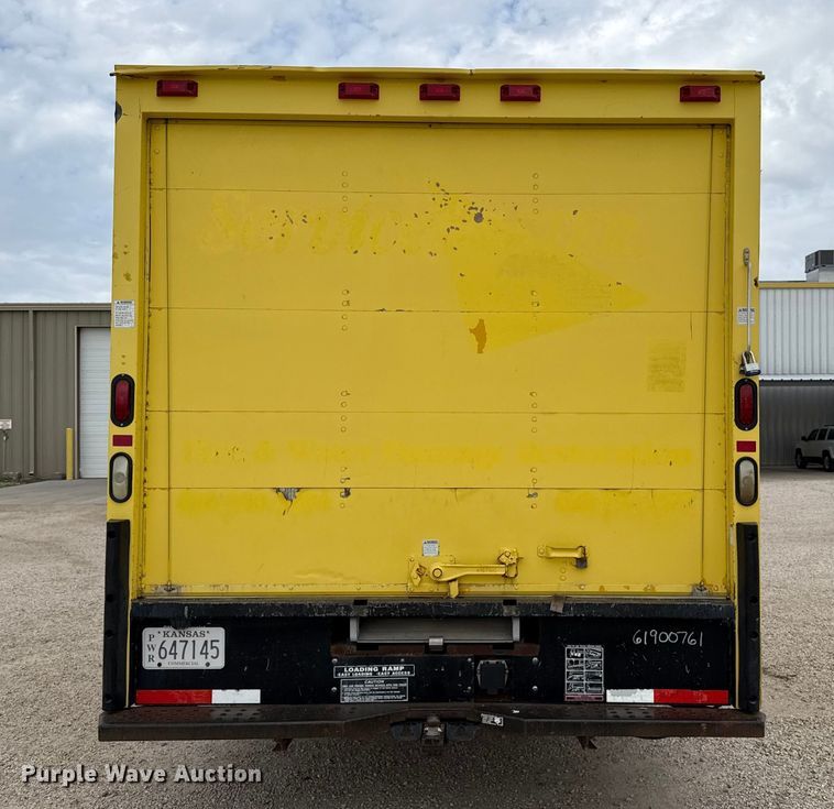 image for item EP0717 2006 GMC Savanna box truck