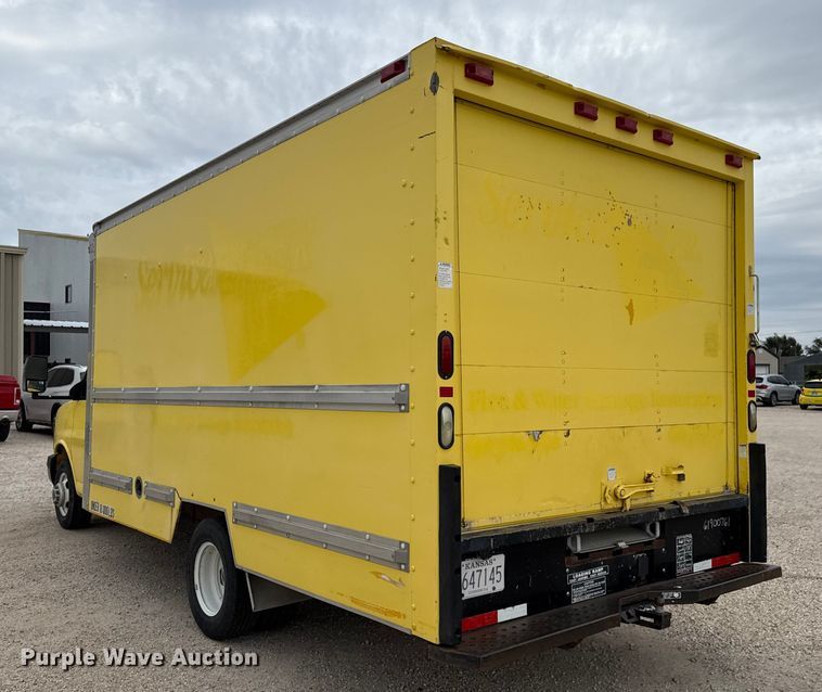 image for item EP0717 2006 GMC Savanna box truck