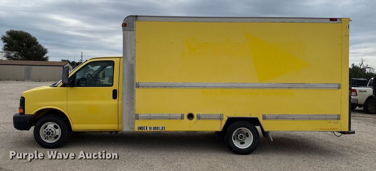 image for item EP0717 2006 GMC Savanna box truck