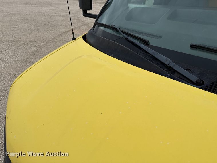 image for item EP0717 2006 GMC Savanna box truck