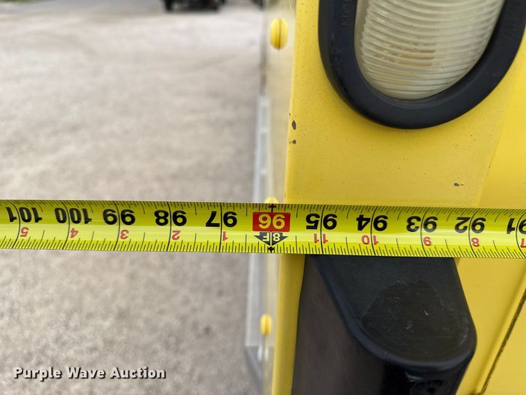 image for item EP0717 2006 GMC Savanna box truck