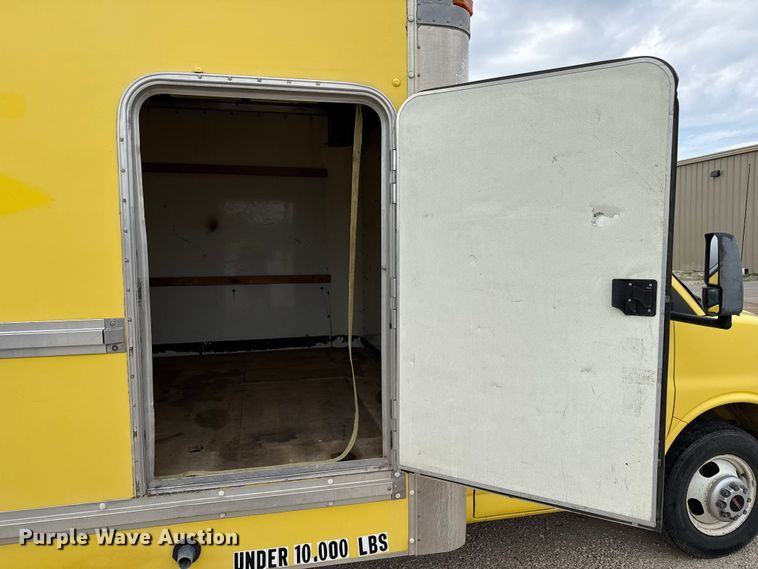 image for item EP0717 2006 GMC Savanna box truck