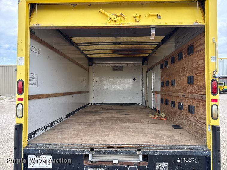 image for item EP0717 2006 GMC Savanna box truck