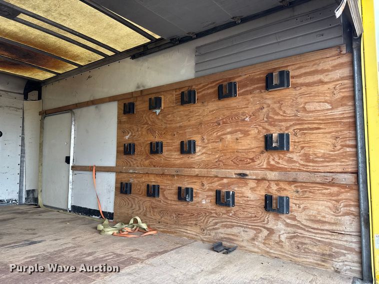 image for item EP0717 2006 GMC Savanna box truck