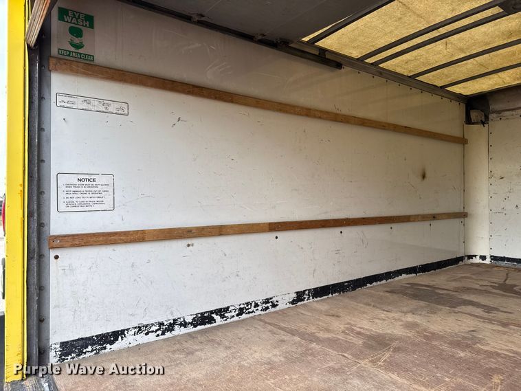 image for item EP0717 2006 GMC Savanna box truck