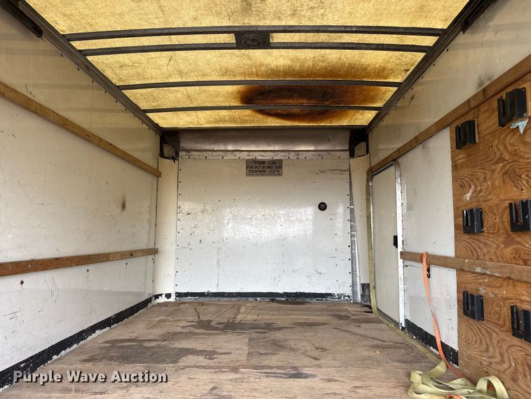 image for item EP0717 2006 GMC Savanna box truck