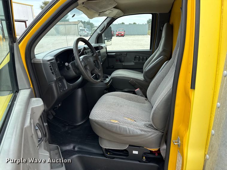 image for item EP0717 2006 GMC Savanna box truck