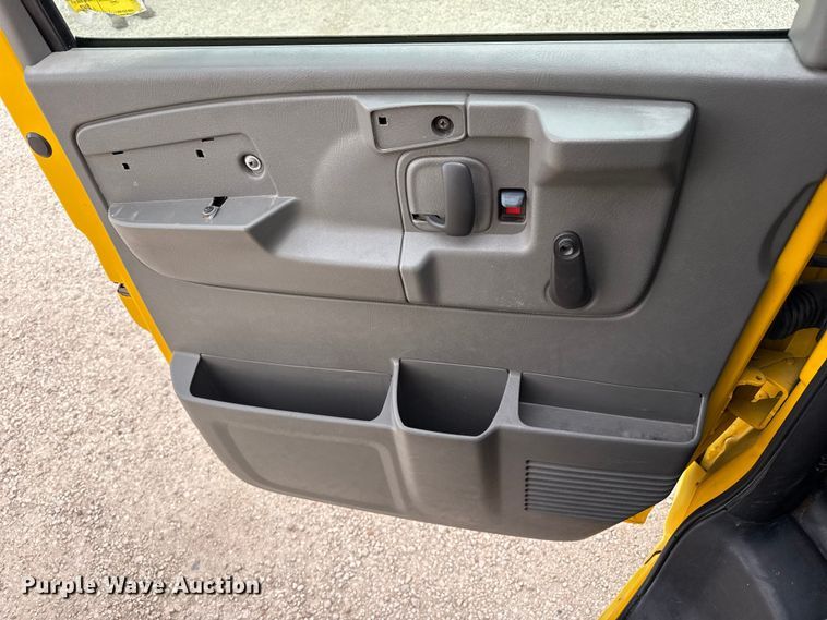 image for item EP0717 2006 GMC Savanna box truck