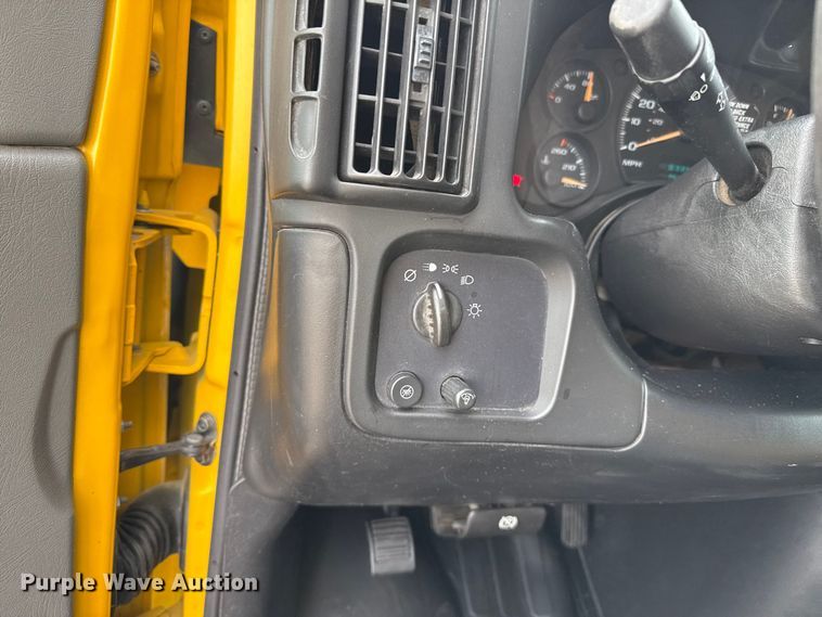 image for item EP0717 2006 GMC Savanna box truck