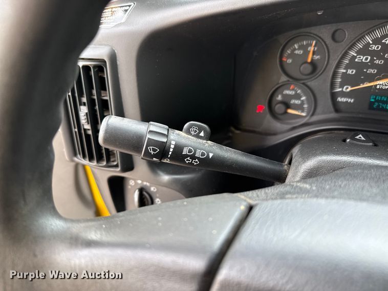 image for item EP0717 2006 GMC Savanna box truck