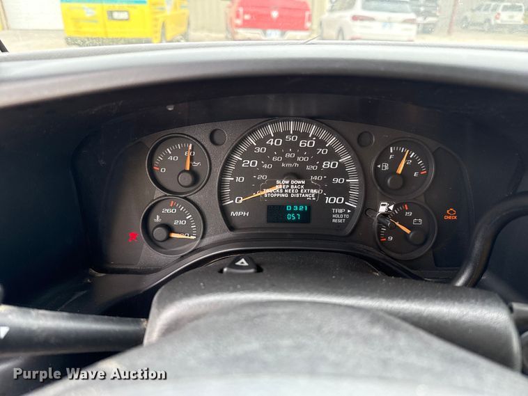 image for item EP0717 2006 GMC Savanna box truck