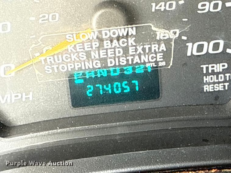 image for item EP0717 2006 GMC Savanna box truck