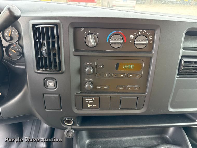 image for item EP0717 2006 GMC Savanna box truck