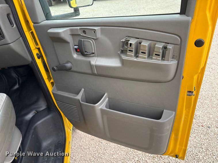 image for item EP0717 2006 GMC Savanna box truck