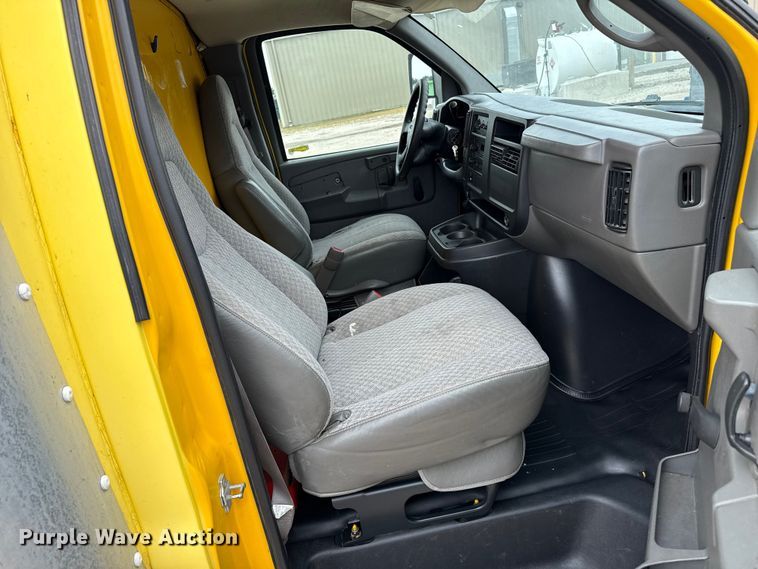 image for item EP0717 2006 GMC Savanna box truck