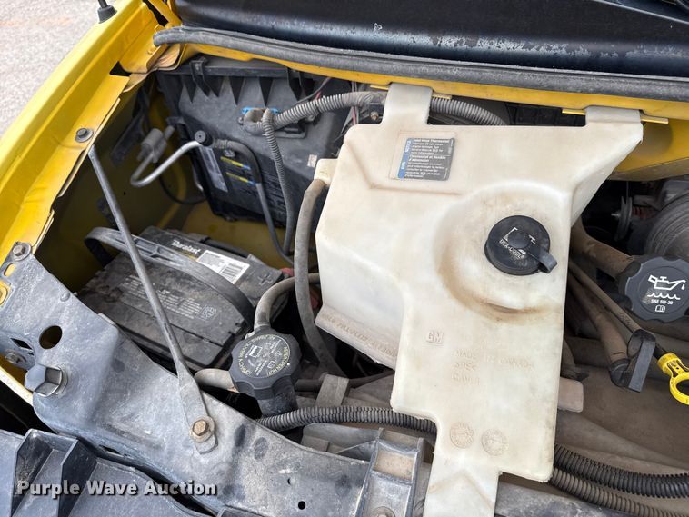 image for item EP0717 2006 GMC Savanna box truck